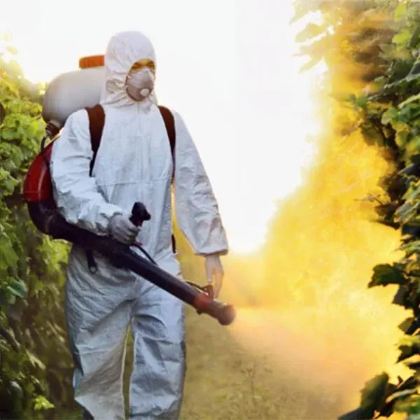 Profissional da NM Solução de Pragas com equipamento de proteção